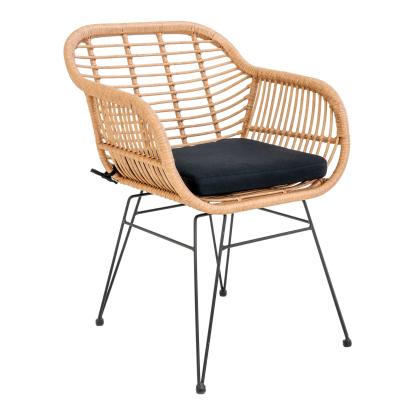 Stol i naturligt polyrattan med hynde