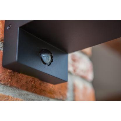 LUTEC FLAIR udendørs væglampe med sensor, H31,3 cm, E27, IP44, sort
