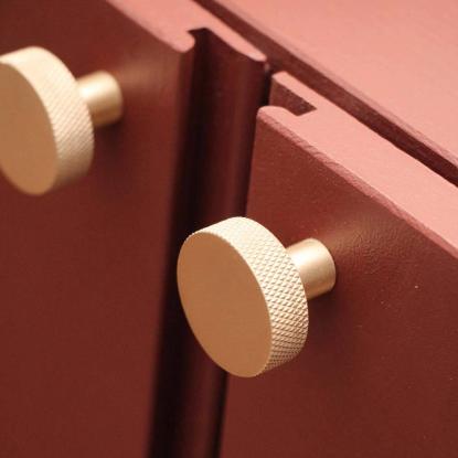 Beslag Design Flat knop, Ø32 mm, børstet messing