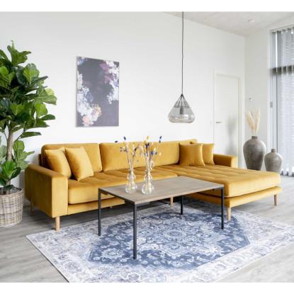 Sofa højrevendt i sennepsgul velour med fire puder