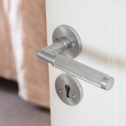 Beslagsboden Design dørgreb med roset, nøgleskilt og riflet greb, indendørs, 120 mm, børstet krom