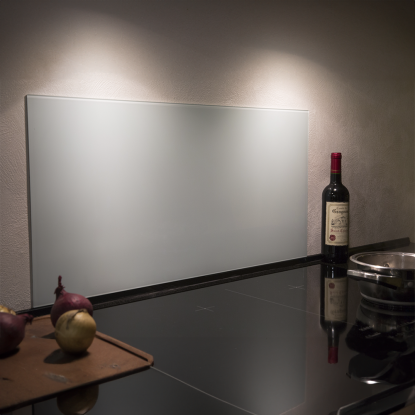 Millex stænkplade i hvidt glas, 60 x 30 cm