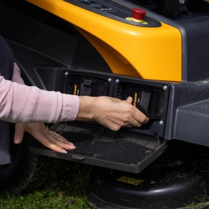 STIGA Swift 372e havetraktor med 4 x 5 Ah batterier