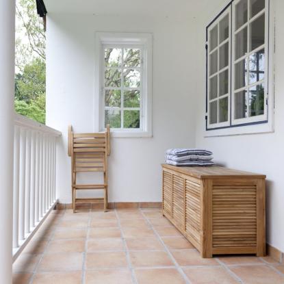 Cinas hyndeboks med sort fuge, teak