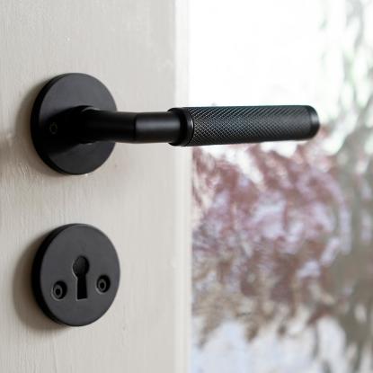 Beslagsboden Design dørgreb med roset, nøgleskilt og riflet greb, indendørs, 120 mm, mat sort