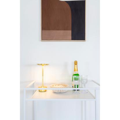 Vita barvogn med 2 hvide hylder, og hvidt stel, 68 x 40 x 79 cm