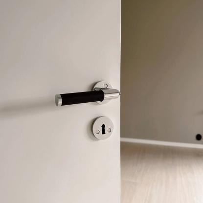 Beslag Design Koster dørgreb inkl. nøgleplade, krom/sort