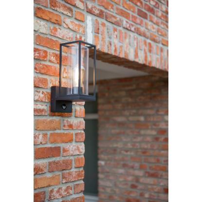 LUTEC FLAIR udendørs væglampe med sensor, H31,3 cm, E27, IP44, sort