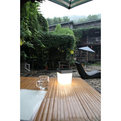LUTEC CUBE LED bordlampe med solceller, dæmpbar, H13,3 cm, IP44, sølvgrå