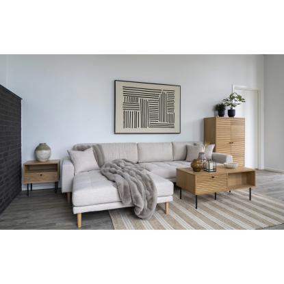 Lounge sofa, venstrevendt i sand med fire puder