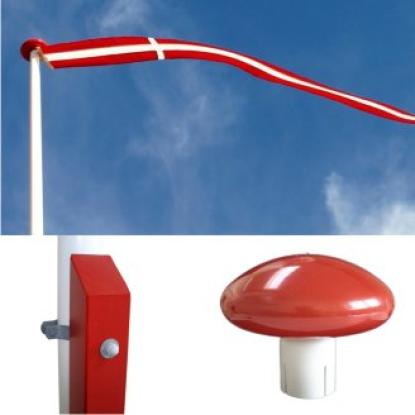 Flagstang i glasfiber med rødmalet egetræsstøtte og beslag