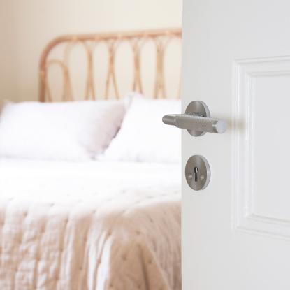 Beslagsboden Design dørgreb med roset, nøgleskilt og riflet greb, indendørs, 120 mm, børstet krom
