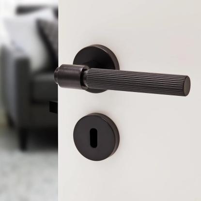 Beslag Design Helix 200 Stripe dørgreb inkl. nøgleskilt, sort