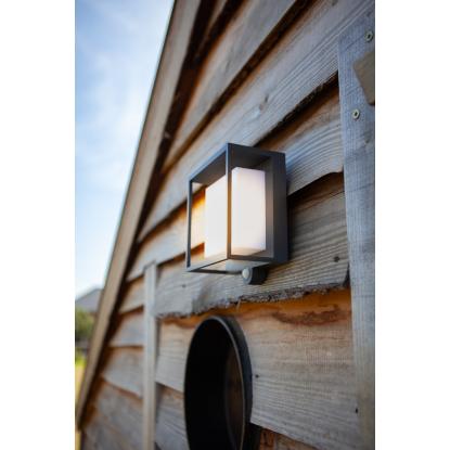 LUTEC CURTIS udendørs LED væglampe med solceller og sensor, H19 cm, IP54, mørk grå