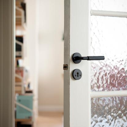 Beslagsboden Design dørgreb med roset, nøgleskilt og riflet greb, indendørs, 120 mm, mat sort