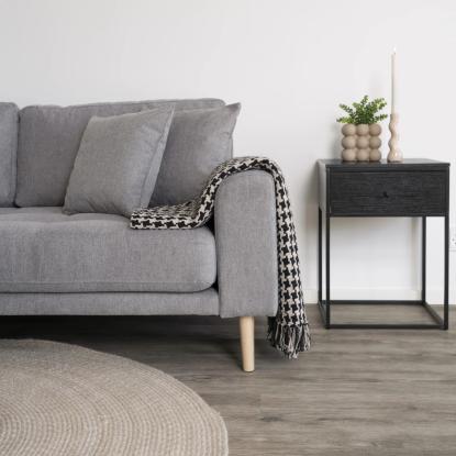 Lounge sofa, venstrevendt i lysegrå med fire puder