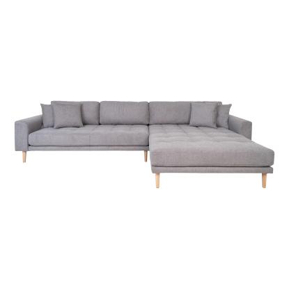 Lounge sofa, højrevendt i lysegrå med fire puder