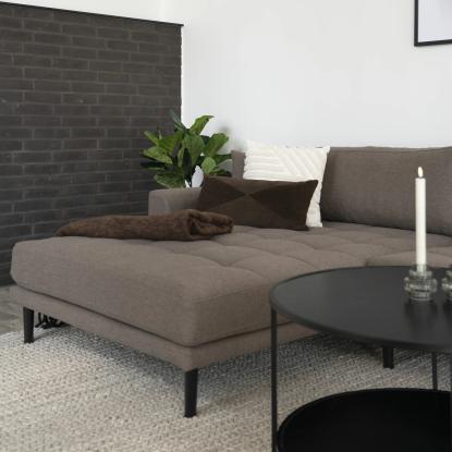 Lounge sofa, venstrevendt i brun med fire puder