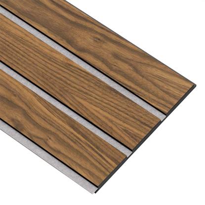 I-Wood Medio+ 3-lamel akustikpanel, klar olieret, grå filt og sort kerne, valnøddefiner, 17 x 300 mm