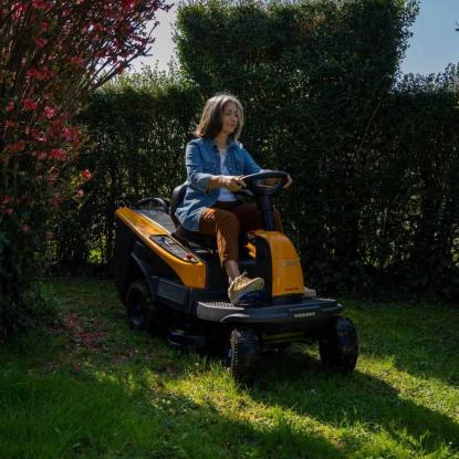 STIGA Swift 372e havetraktor med 4 x 5 Ah batterier