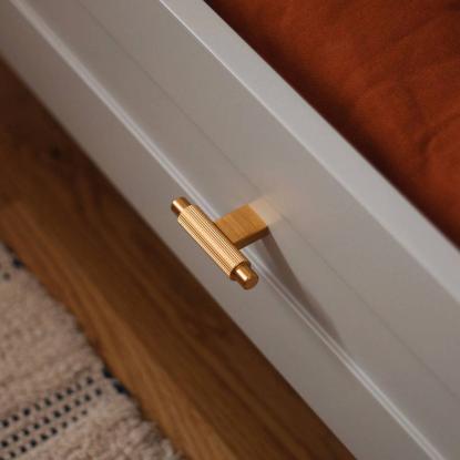 Beslag Design T Arpa knop, børstet messing