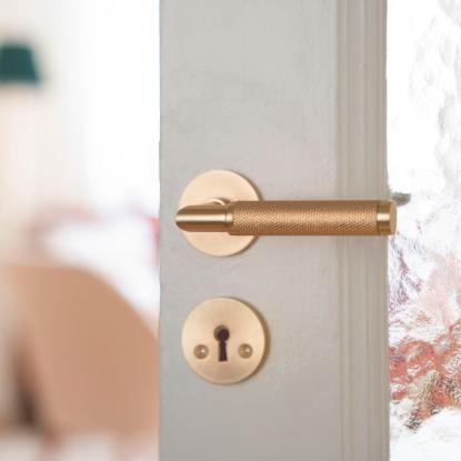 Beslagsboden Design dørgreb med roset, nøgleskilt og riflet greb, indendørs, 120 mm, børstet messing