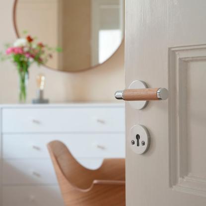 Beslagsboden Design dørgreb med roset og nøgleskilt, indendørs, 120 mm, poleret krom/eg