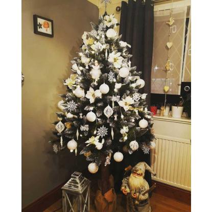 Kunstigt juletræ med sne og fyrrekogler og træstamme, 220 cm