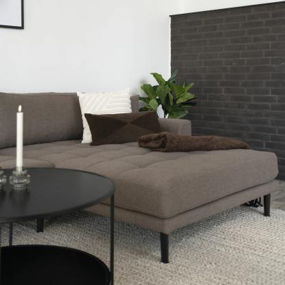 Lounge sofa, højrevendt i brun med fire puder og sorte træben