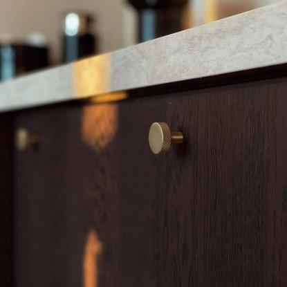 Beslag Design Flat knop, Ø26 mm, børstet messing