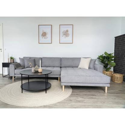 Lounge sofa, højrevendt i lysegrå med fire puder