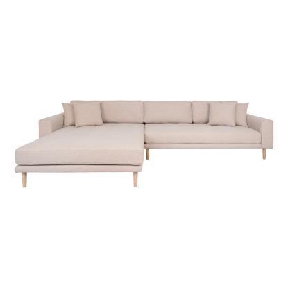 Lounge sofa, venstrevendt i sand med fire puder