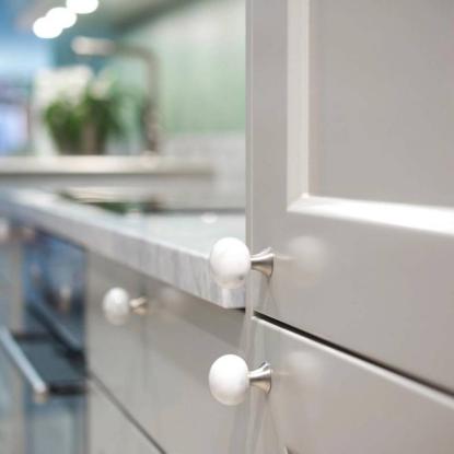 Beslag Design Bead Straight knop, Ø28 mm, rustfrit stål look/Carrara marmor