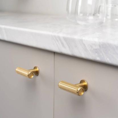 Beslag design T Rille knop, børstet messing