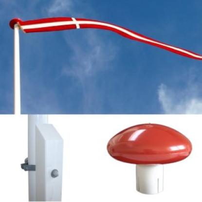 Flagstang i glasfiber med hvidmalet egetræsstøtte og beslag