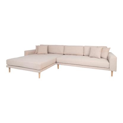 Lounge sofa, venstrevendt i sand med fire puder